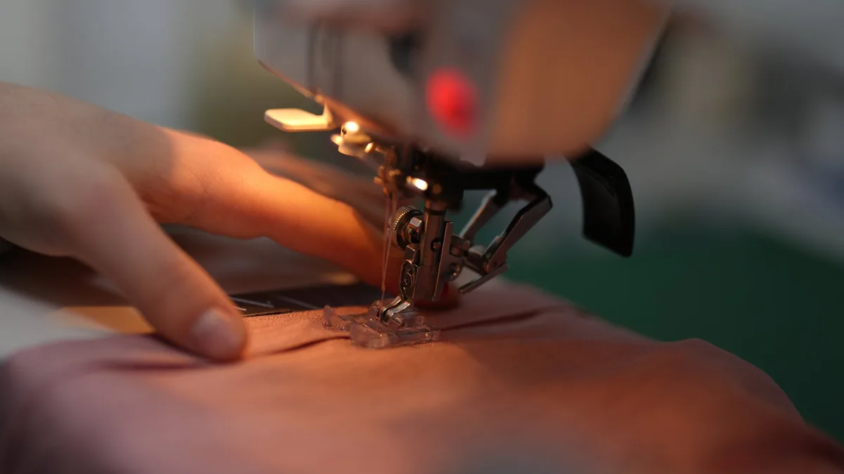 Tecidos para jaleco: gabardine, oxford e microfibra — UniAlpha Uniformes Sorocaba Amostras de tecido para jaleco médico personalizado — gabardine, oxford e microfibra UniAlpha Uniformes