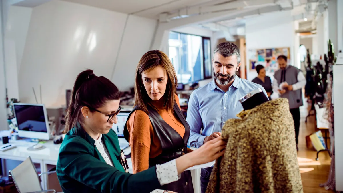 Produção e bordado de jaleco — fábrica UniAlpha Uniformes Sorocaba SP Costura e bordado de jaleco médico personalizado na fábrica UniAlpha Uniformes Sorocaba SP