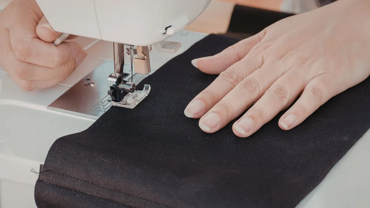 UniAlpha Uniformes — produção própria de jalecos personalizados em Sorocaba SP Equipe UniAlpha Uniformes com jalecos profissionais personalizados — Sorocaba SP