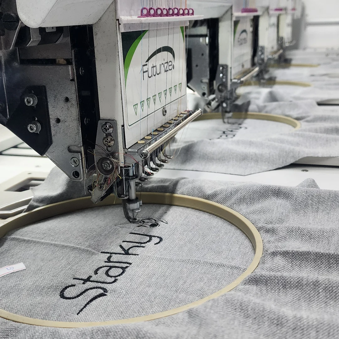 bordado computadorizado em uniforme corporativo máquina Futurize fábrica UniAlpha Sorocaba