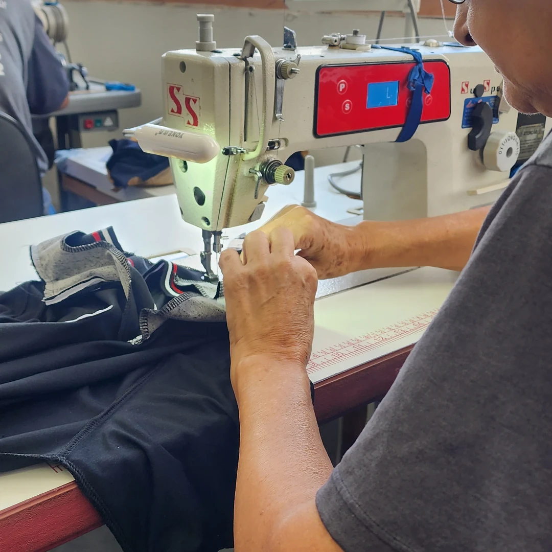 costura de uniforme corporativo na máquina de produção própria UniAlpha Sorocaba