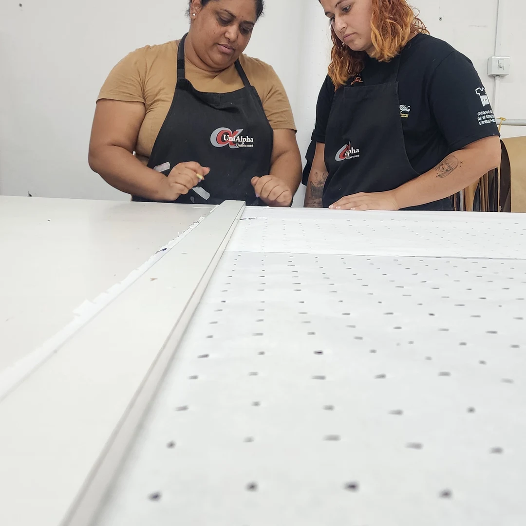 equipe de corte e molde de uniforme corporativo fábrica própria UniAlpha Sorocaba