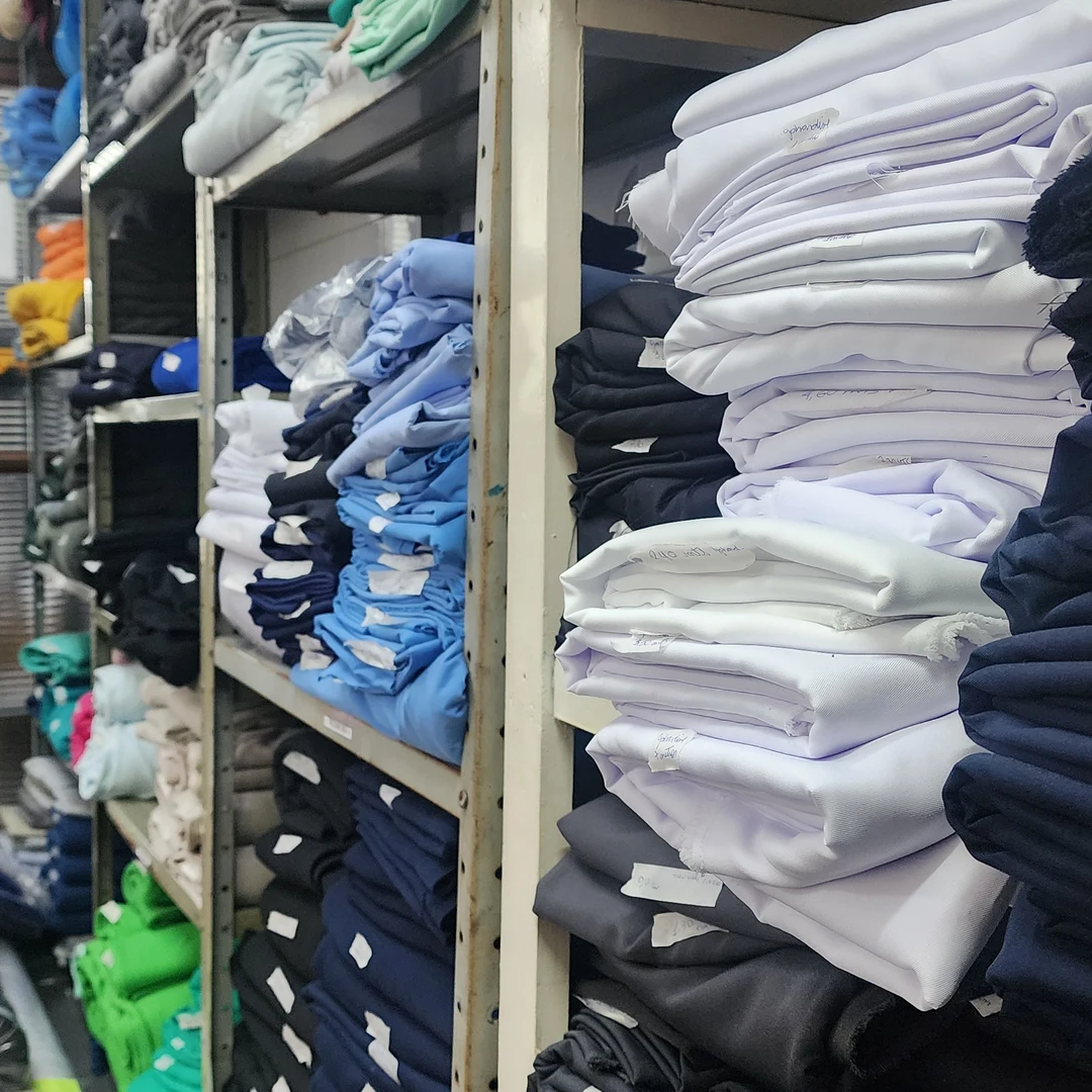estoque de tecido gabardine para uniforme profissional personalizado fábrica UniAlpha Sorocaba
