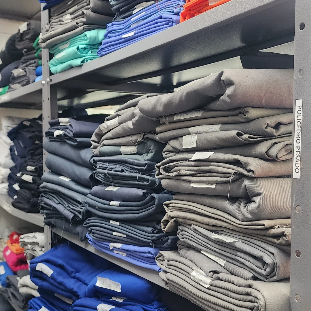 estoque de tecido policedro para uniforme corporativo fábrica UniAlpha Sorocaba