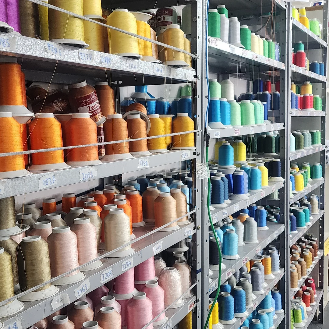 linhas de bordado em diversas cores para uniforme personalizado UniAlpha Sorocaba