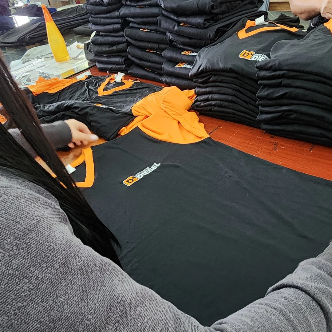 uniformes personalizados dobrados em kit de fardamento para empresa UniAlpha Sorocaba
