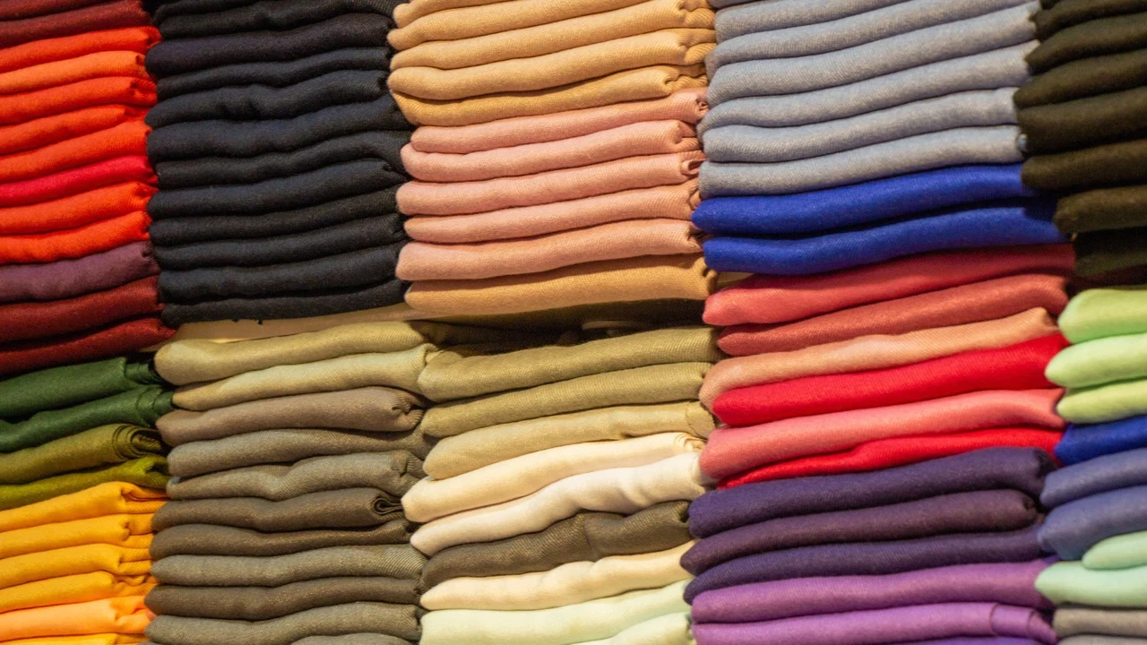 estoque de tecidos coloridos dobrados para produção de uniformes corporativos — UniAlpha Uniformes Sorocaba SP