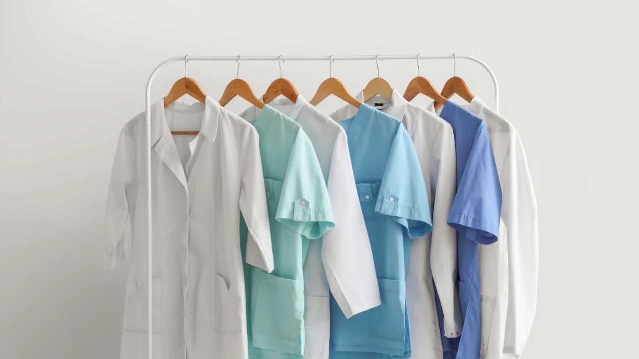 Peças de uniforme penduradas em arara, representando o rodízio de jogos por colaborador