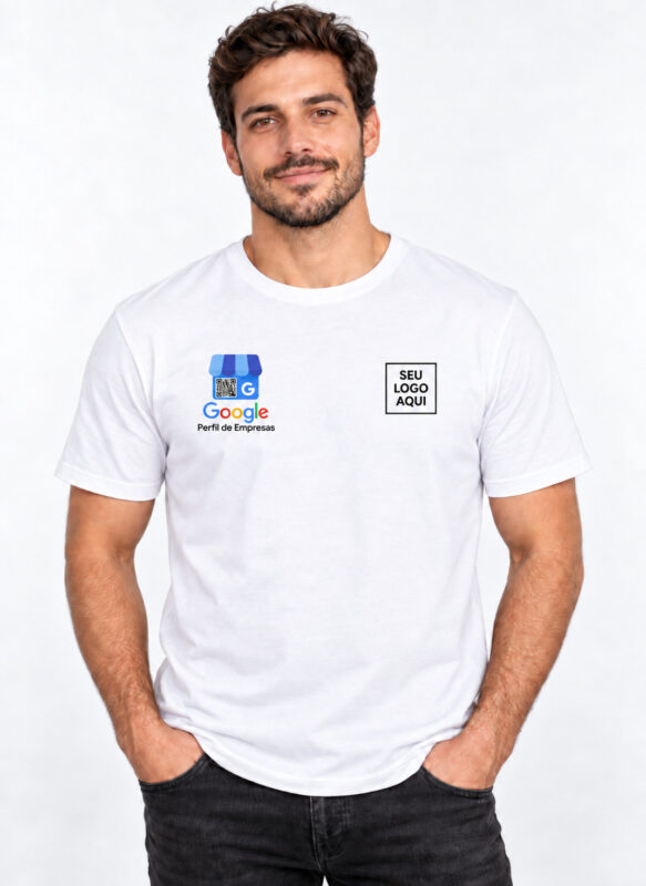 Colaborador com camiseta branca de uniforme com logo da empresa e QR code do Google Perfil de Empresas