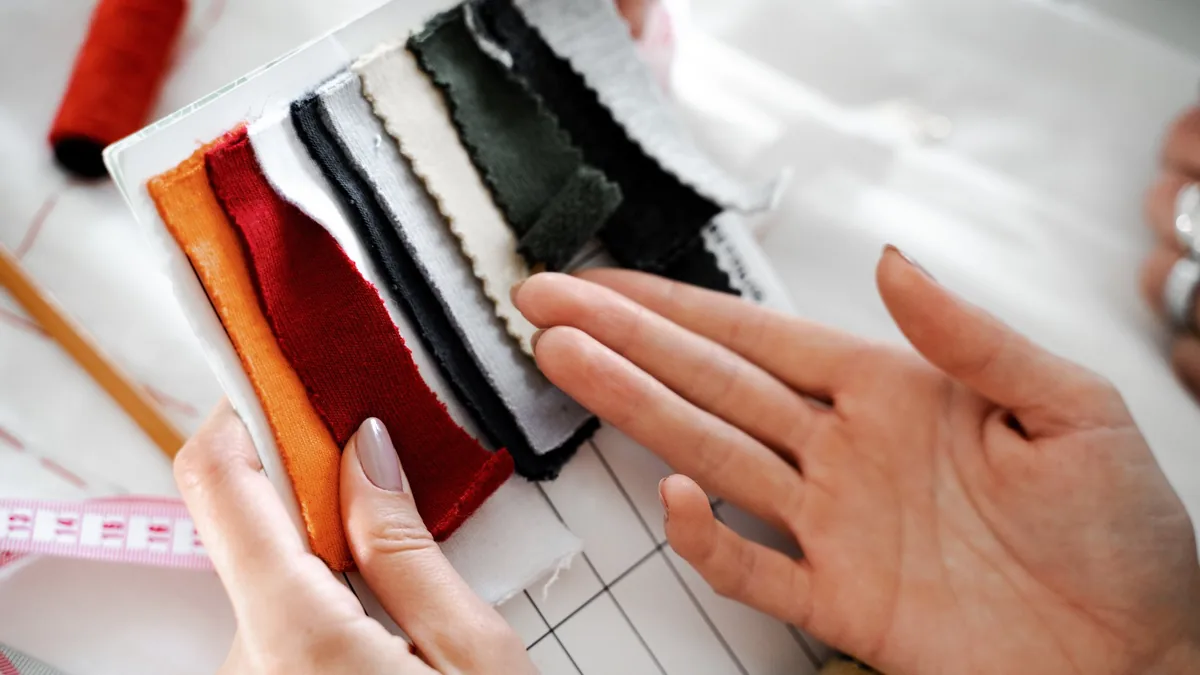 Amostras de tecidos e cores para camisa polo e camiseta personalizada – UniAlpha Cartela de amostras de tecidos em diferentes cores para escolha de uniforme corporativo personalizado – UniAlpha Sorocaba