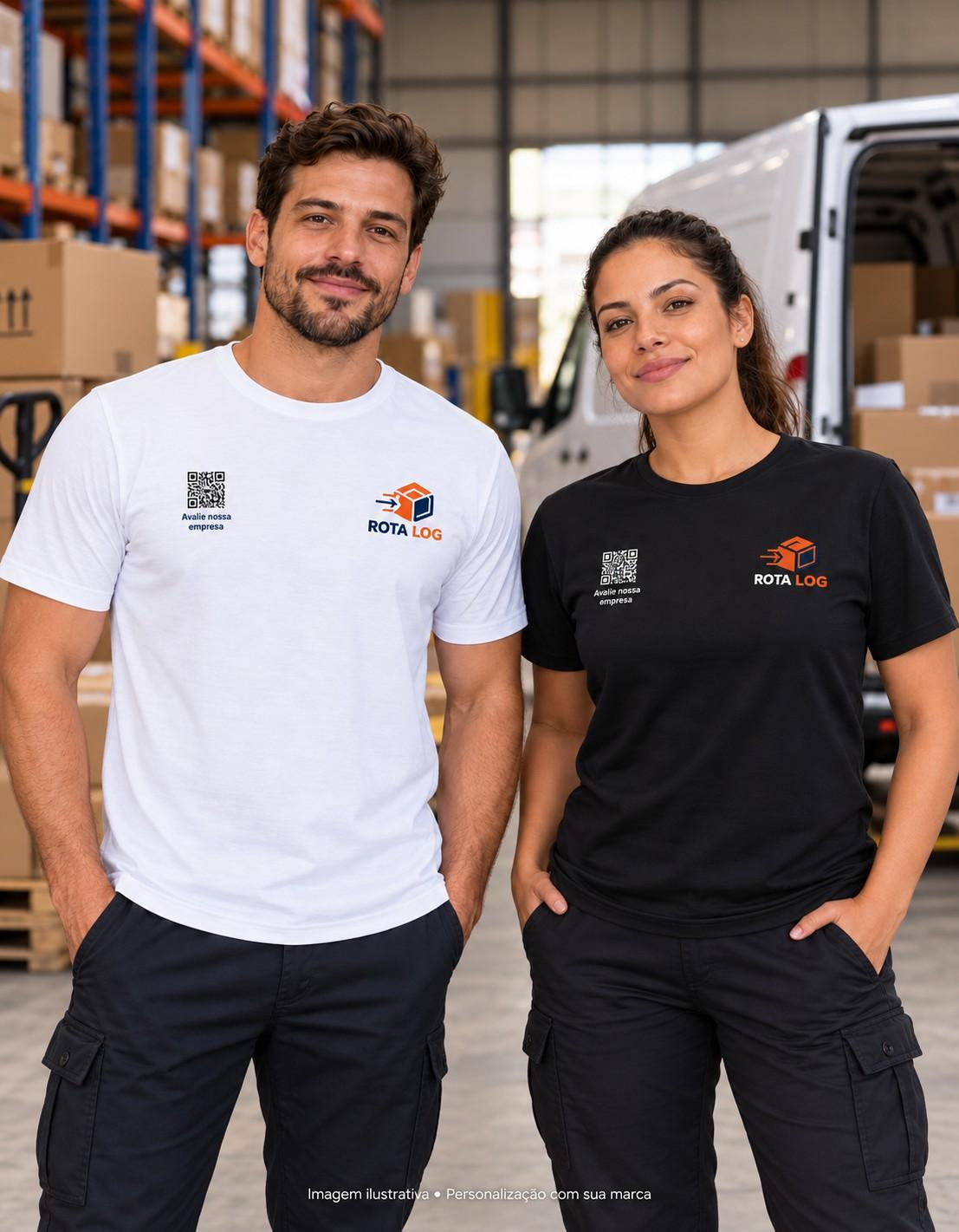 Camisetas personalizadas para Logística e Entregas com logo e QR Code Mockup de camisetas branca e preta para Logística e Entregas, com logo ilustrativo e QR Code no peito