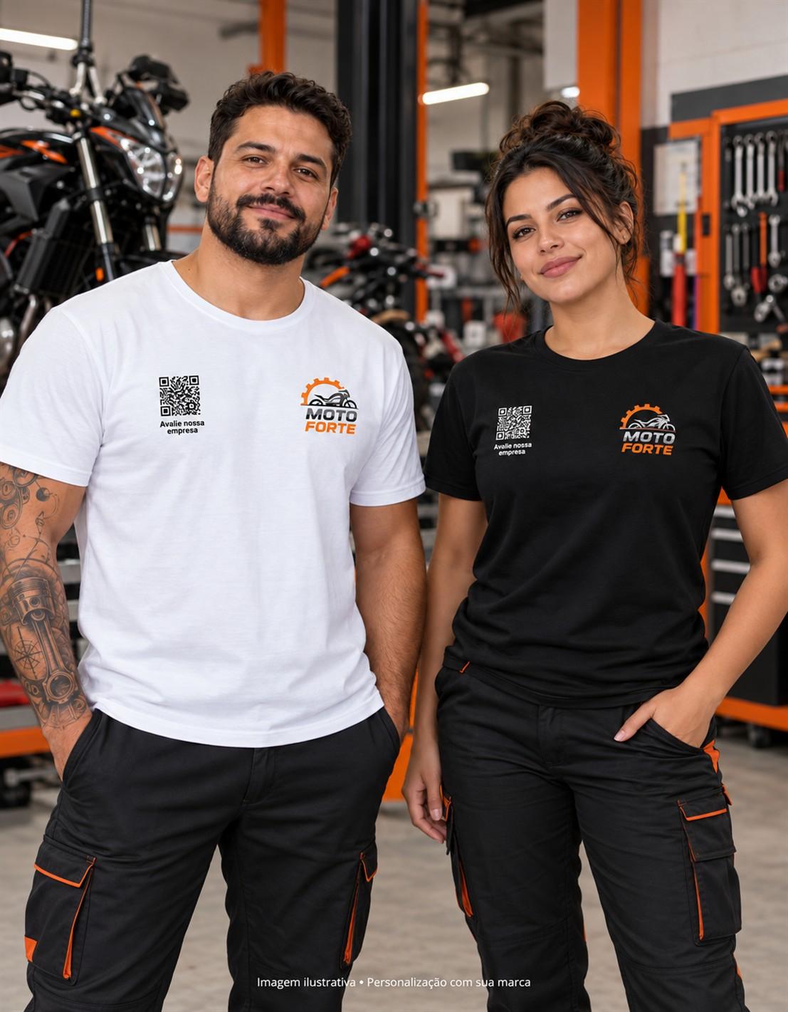 Camisetas personalizadas para Oficinas de Motos e Motopeças com logo e QR Code Mockup de camisetas branca e preta para Oficinas de Motos e Motopeças, com logo ilustrativo e QR Code no peito