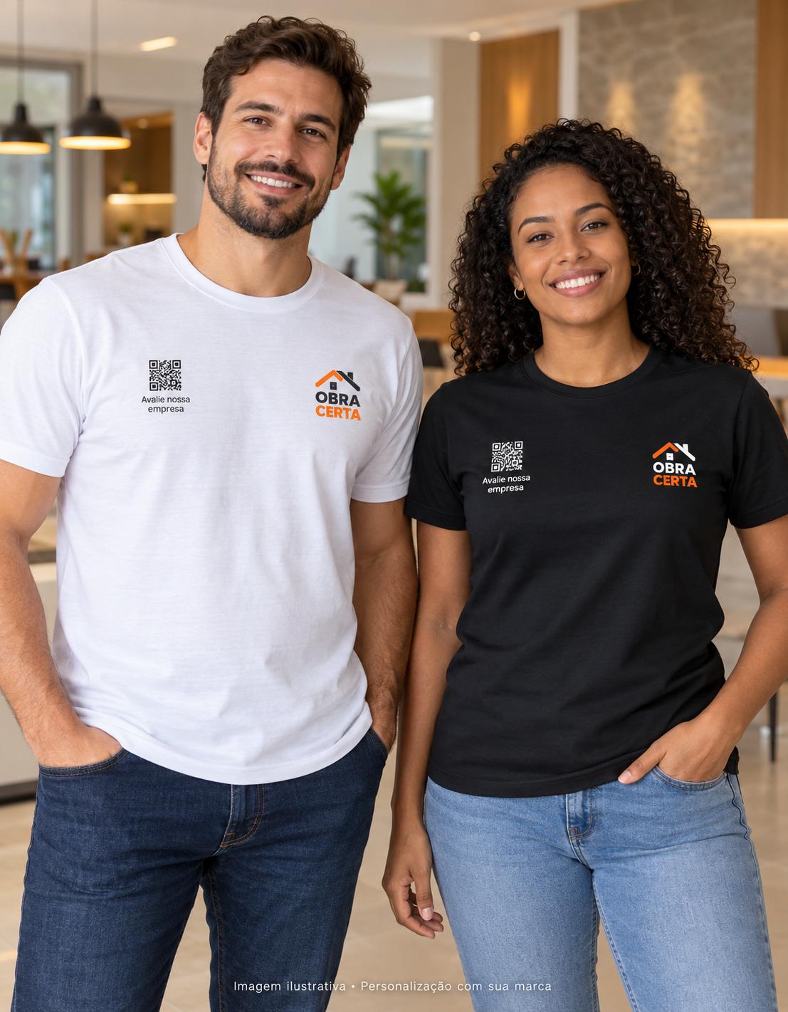 Camisetas personalizadas para Construção e Reformas com logo e QR Code Mockup de camisetas branca e preta para Construção e Reformas, com logo ilustrativo e QR Code no peito