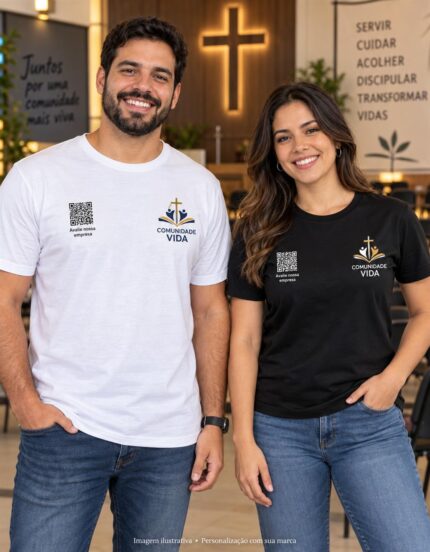 Mockup de camisetas branca e preta para Igrejas e Ministérios, com logo ilustrativo e QR Code no peito