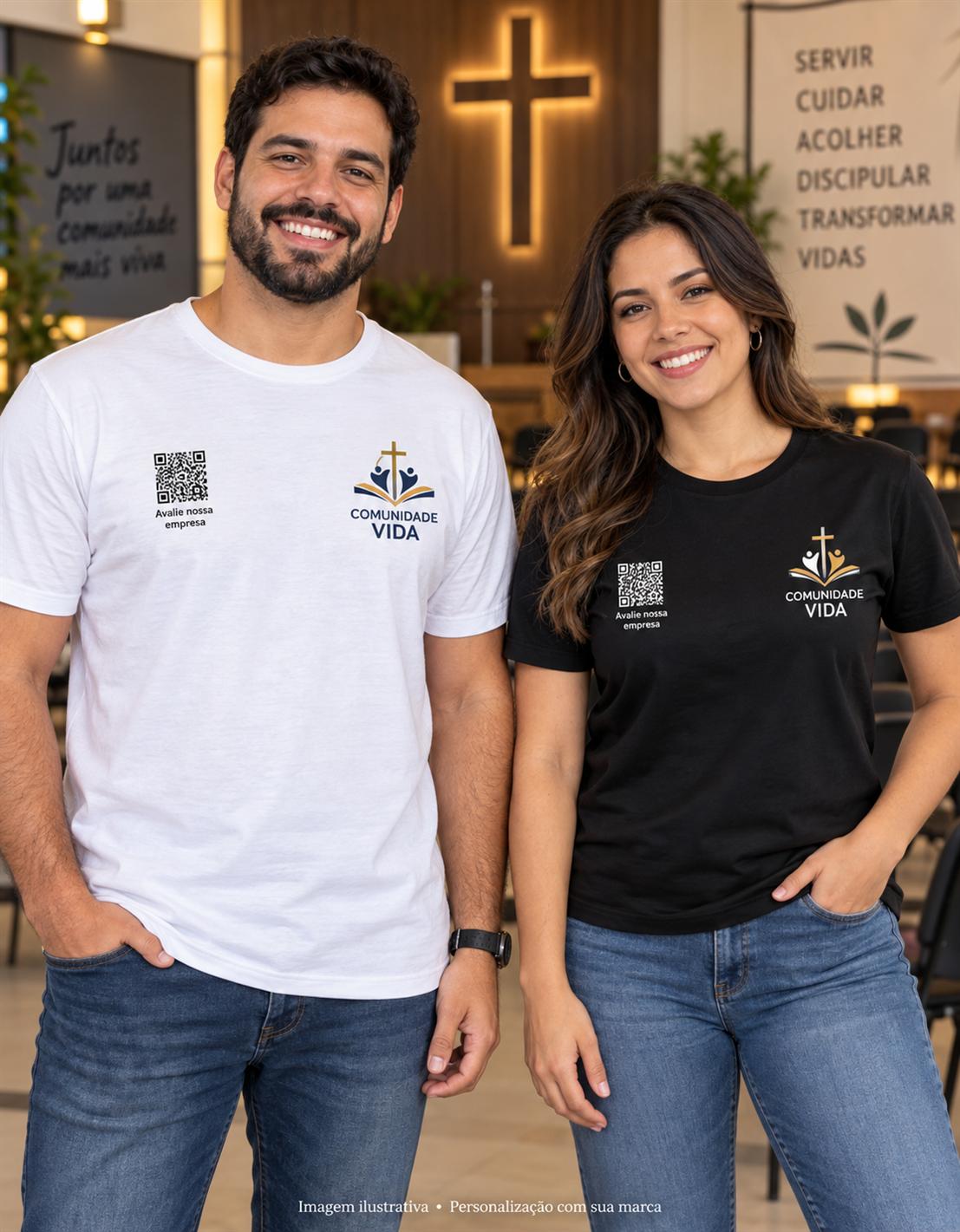 Camisetas personalizadas para Igrejas e Ministérios com logo e QR Code Mockup de camisetas branca e preta para Igrejas e Ministérios, com logo ilustrativo e QR Code no peito