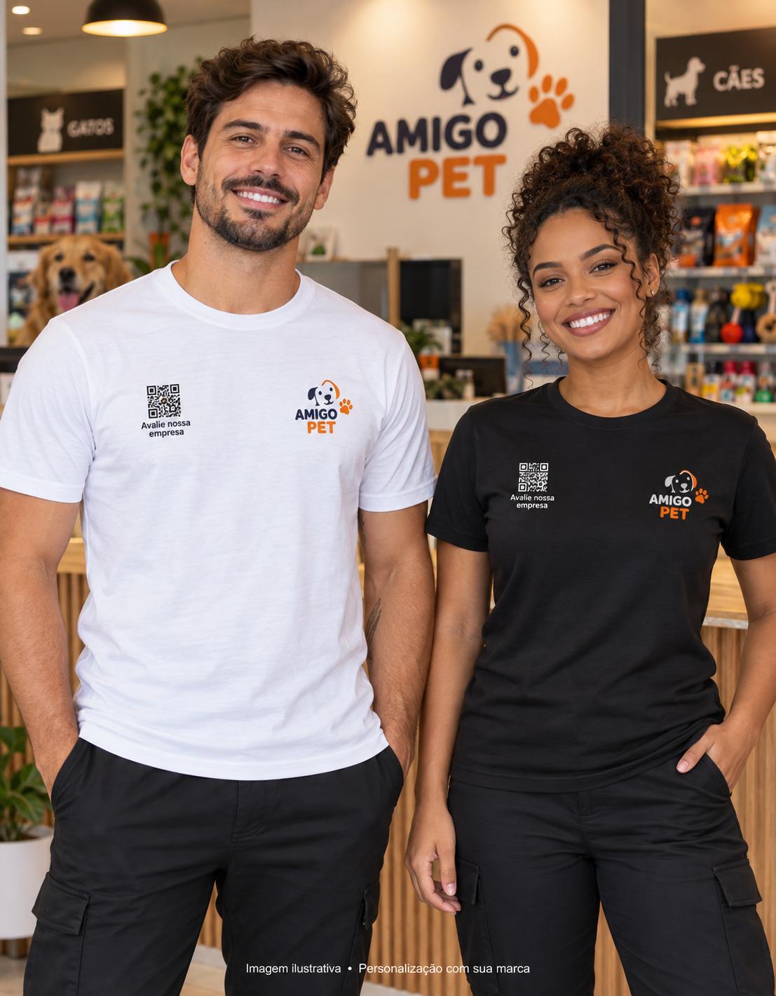 Camisetas personalizadas para Pet Shop e Banho e Tosa com logo e QR Code Mockup de camisetas branca e preta para Pet Shop e Banho e Tosa, com logo ilustrativo e QR Code no peito