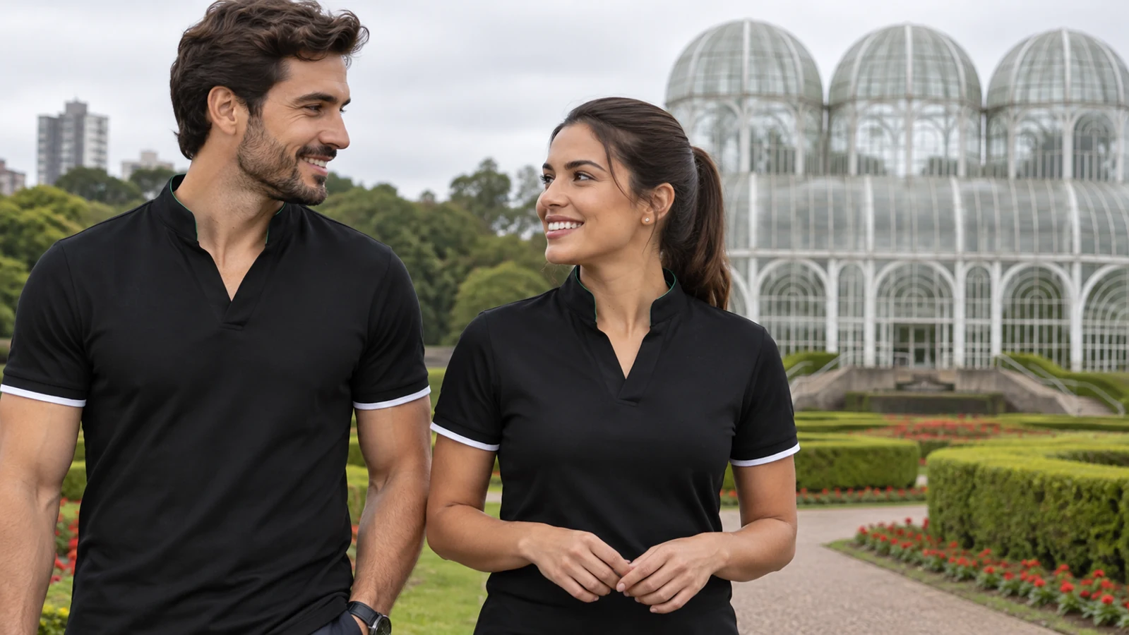 Cena ilustrativa de uniformes UniAlpha em cenário de Curitiba